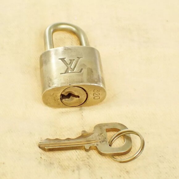 LOUIS VUITTON LV 10 SET PADLOCK KEY BAG CHARM CADENA GOLD PLATED FRANCE 80EB422 - Picture 4 of 4